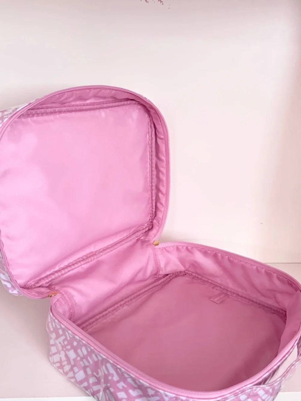 Hold NWOT Estée Lauder Pink vanity case